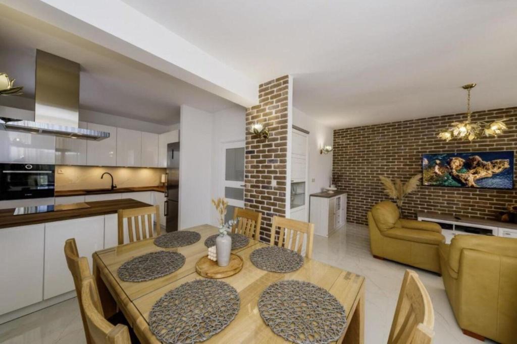 Kuchyňa alebo kuchynka v ubytovaní House Rafaeli