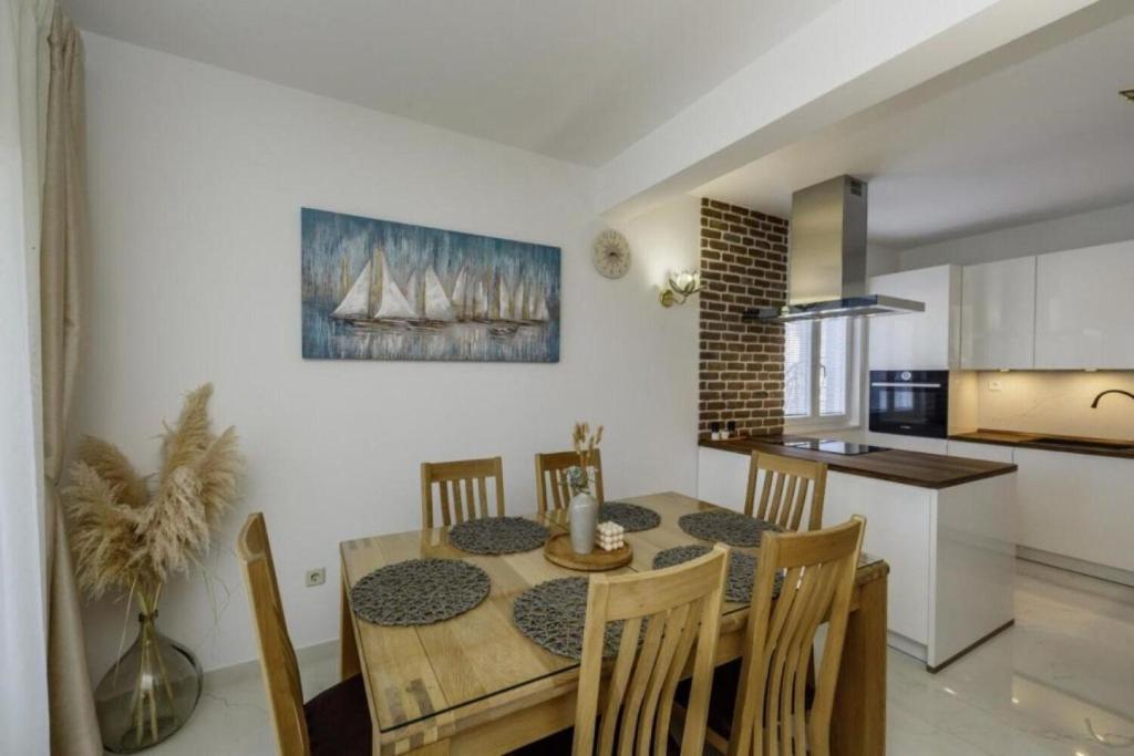 Kuchyňa alebo kuchynka v ubytovaní House Rafaeli