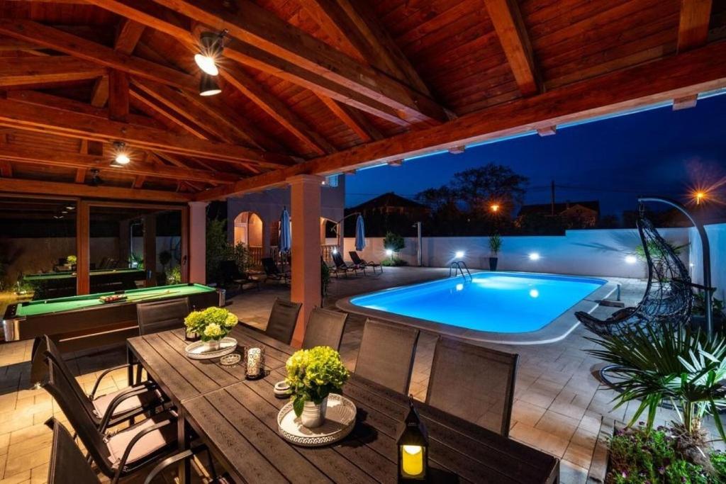 Bazén v ubytovaní House Luxury Villa with pool alebo v jeho blízkosti