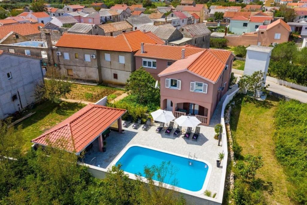 Bazén v ubytovaní House Luxury Villa with pool alebo v jeho blízkosti