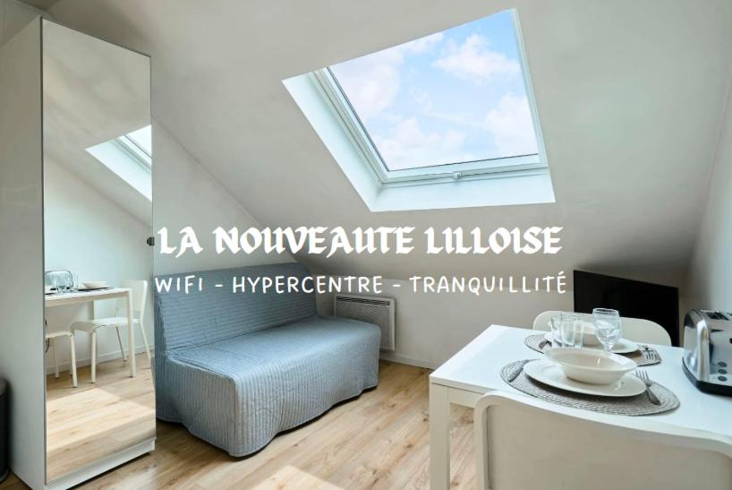 - un salon avec une table et une lucarne dans l'établissement La nouveauté Lilloise, à Lille