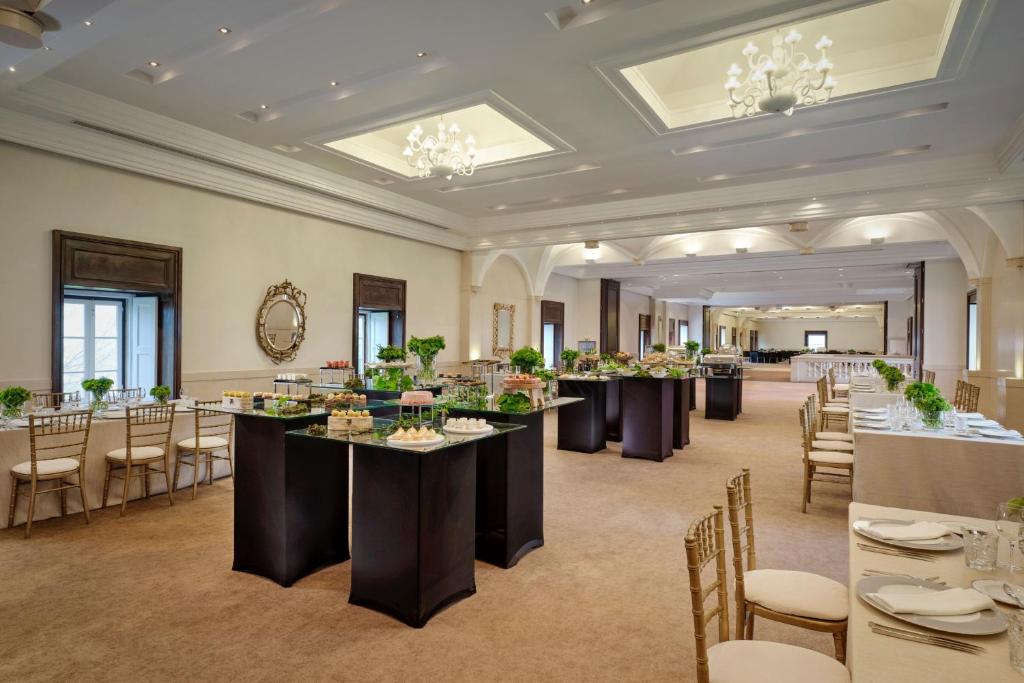 Um restaurante ou outro lugar para comer em Penha Longa Resort