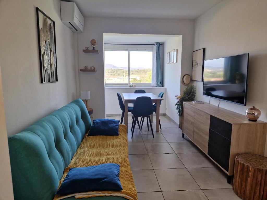 Photo de la galerie de l'établissement Séjour au Lagon Bleu - Piscine Tennis Aire enfants - Fréjus, à Fréjus