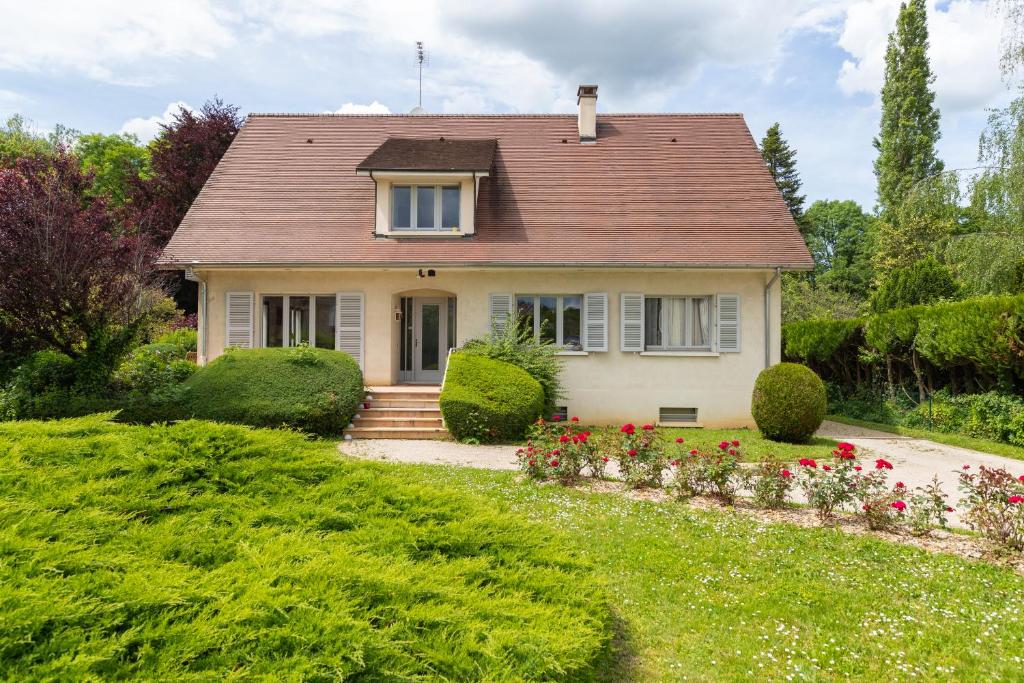 a house with flowers in the front yard at LE PARC DE JEANNE in Voiteur