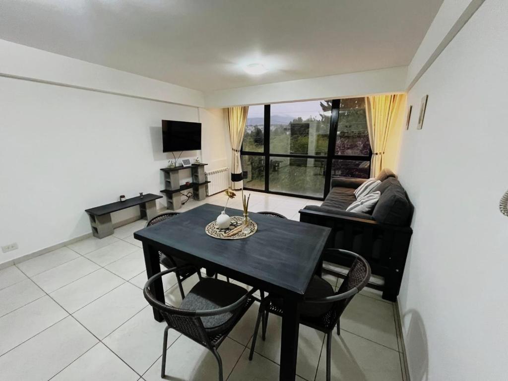 una sala de estar con una mesa y un sofá en Luminoso y Moderno Departamento en el Centro de Bariloche, en San Carlos de Bariloche