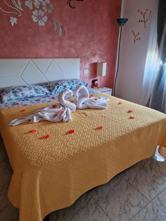 A bed or beds in a room at Appartamento Divino Tramonto