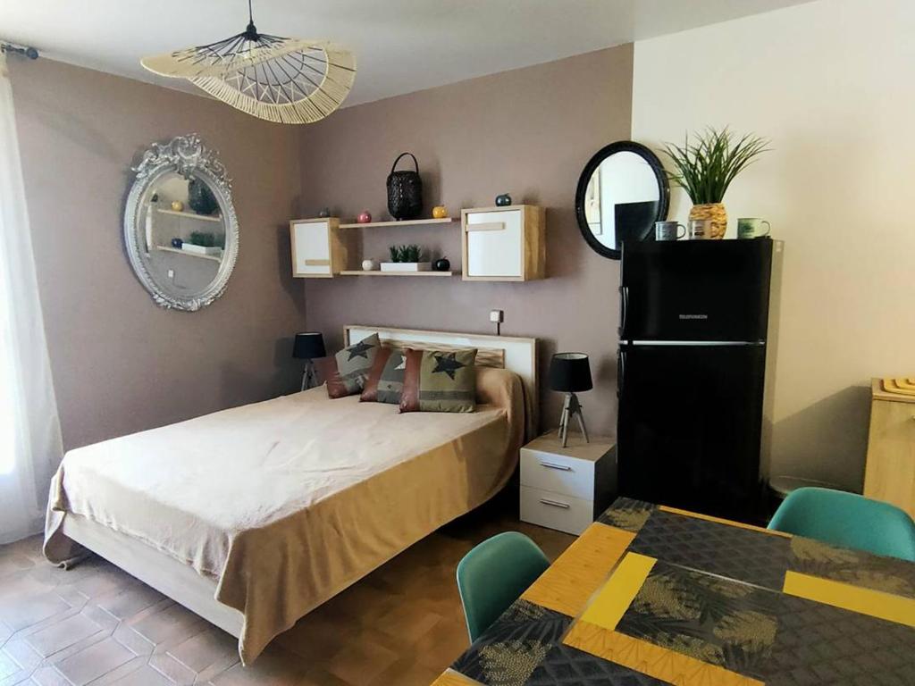 Posteľ alebo postele v izbe v ubytovaní Studio cosy avec balcon et animaux acceptés, Amélie-les-Bains - FR-1-703-48