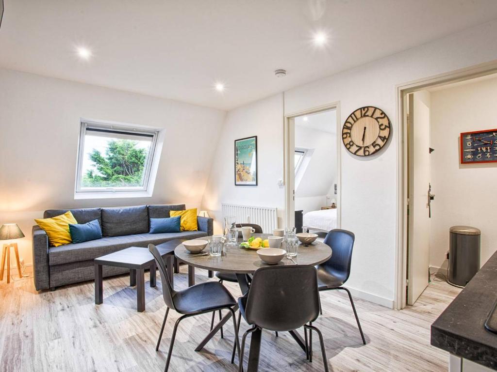 un salon avec une table, des chaises et un canapé dans l'établissement Évasion lumineuse à Cabourg avec parking, cuisine équipée et proche bord de mer - FR-1-788-35, à Cabourg