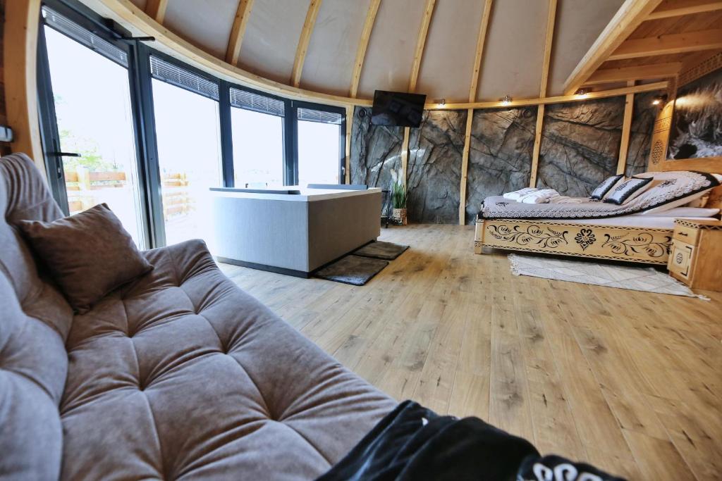 Posezení v ubytování Tatry Mountain Glamp z jacuzzi