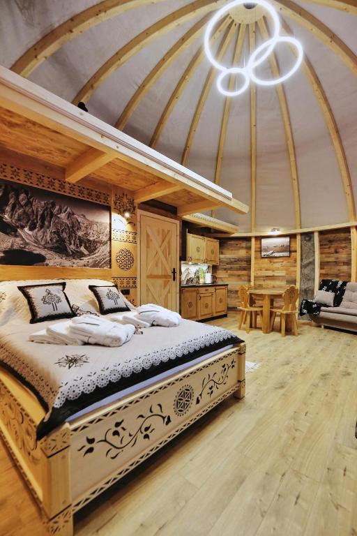 Postel nebo postele na pokoji v ubytování Tatry Mountain Glamp z jacuzzi
