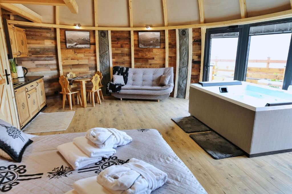 Postel nebo postele na pokoji v ubytování Tatry Mountain Glamp z jacuzzi