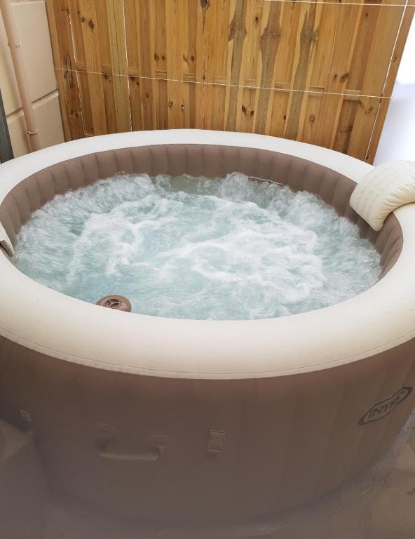 un jacuzzi avec une personne dans l'établissement Le Domaine De CLABAUT, à Écurie