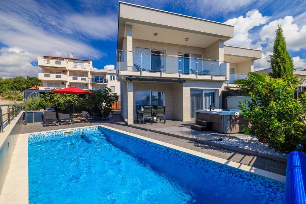 une villa avec piscine devant une maison dans l'établissement Kuca Nena, à Crikvenica