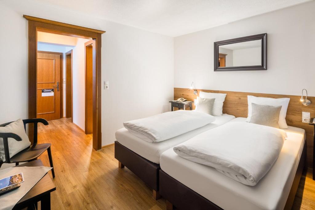 Postel nebo postele na pokoji v ubytování Hotel Standlhof Zillertal