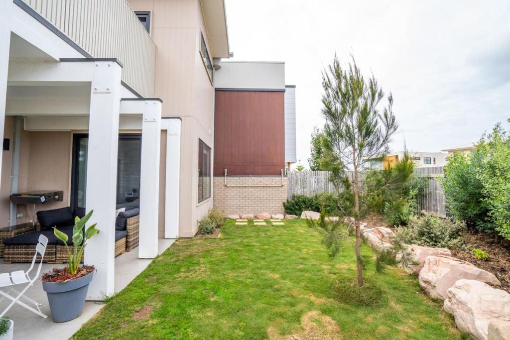 En have udenfor Swell Apartment - Pet Friendly