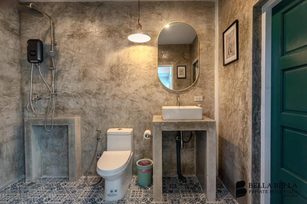 Koupelna v ubytování BellaBella Private Pool Villa Hua Hin