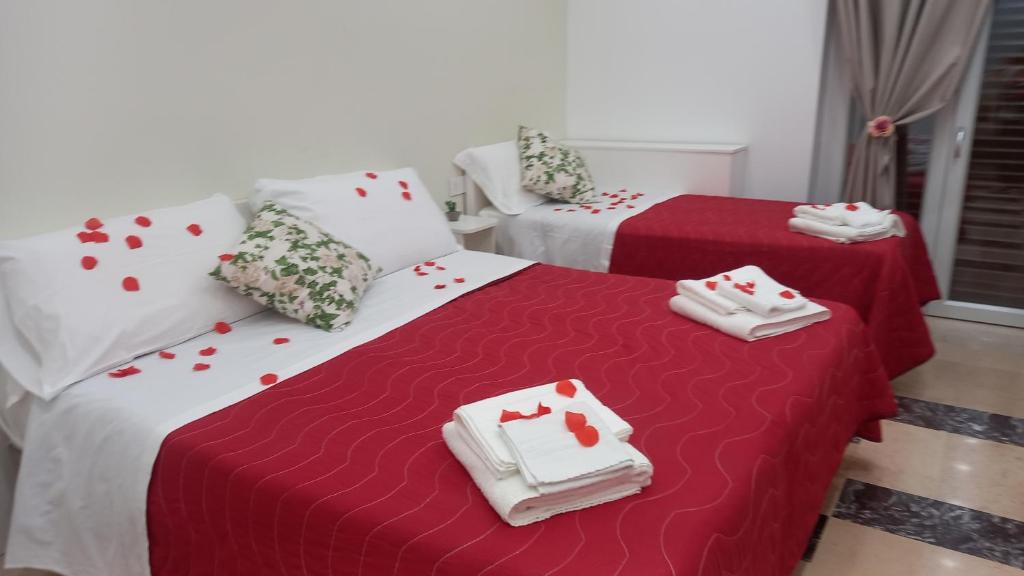 Łóżko lub łóżka w pokoju w obiekcie B&B Maestra Giovanna