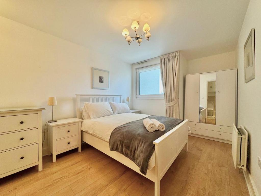 a bedroom with a bed with two towels on it at TTSA - 2 Bedroom Apartment-Croydon - Mayday Hospital in Croydon