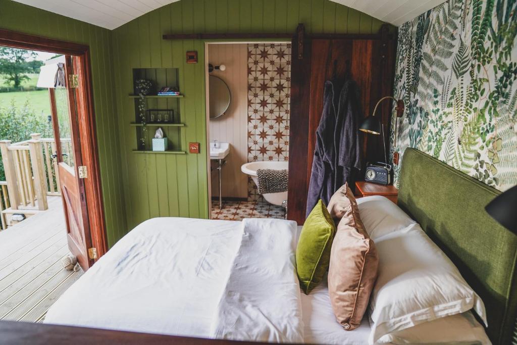 Postel nebo postele na pokoji v ubytování Herdsmans Hideaway