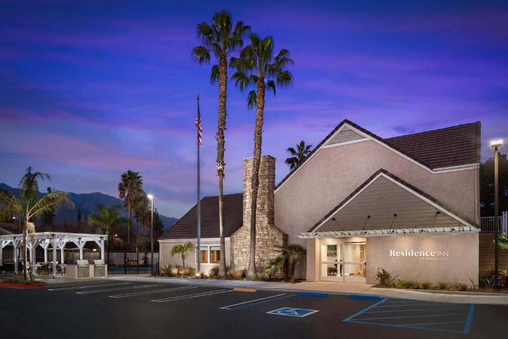 un hotel con palmeras frente a un edificio en Residence Inn Pasadena Arcadia, en Arcadia