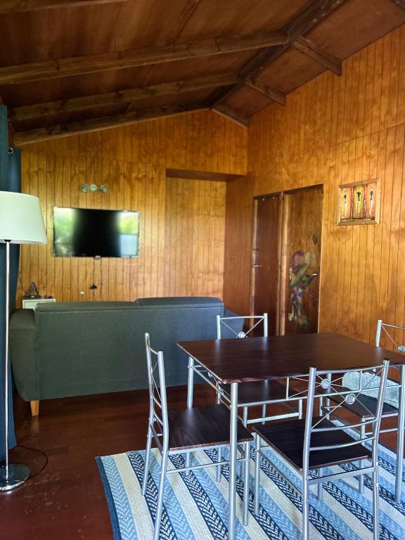 Una televisión o centro de entretenimiento en Cabañas Mahatua