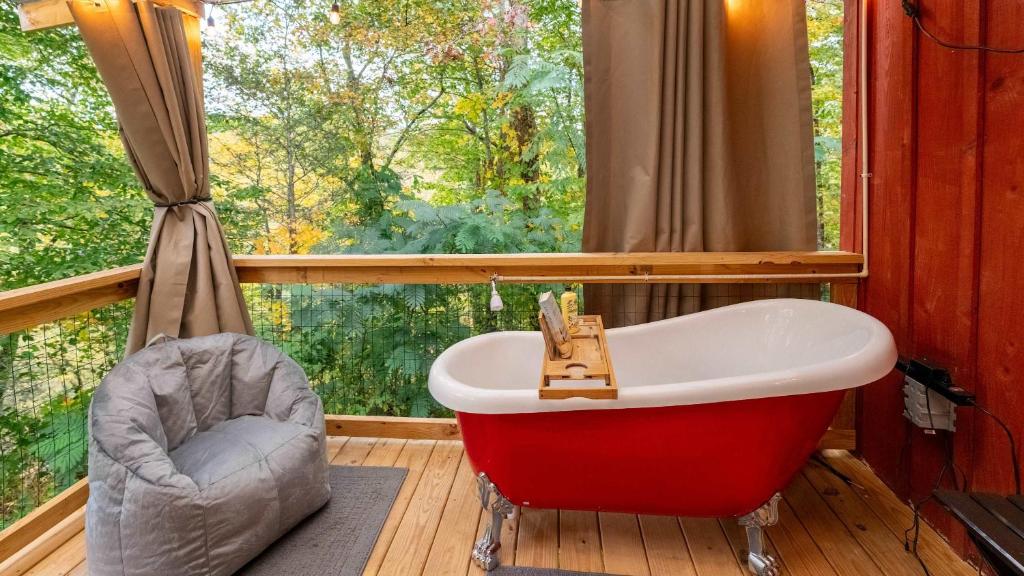 Χώρος καθιστικού στο Outdoor Soaking Tub! Cozy spot for couples getaway