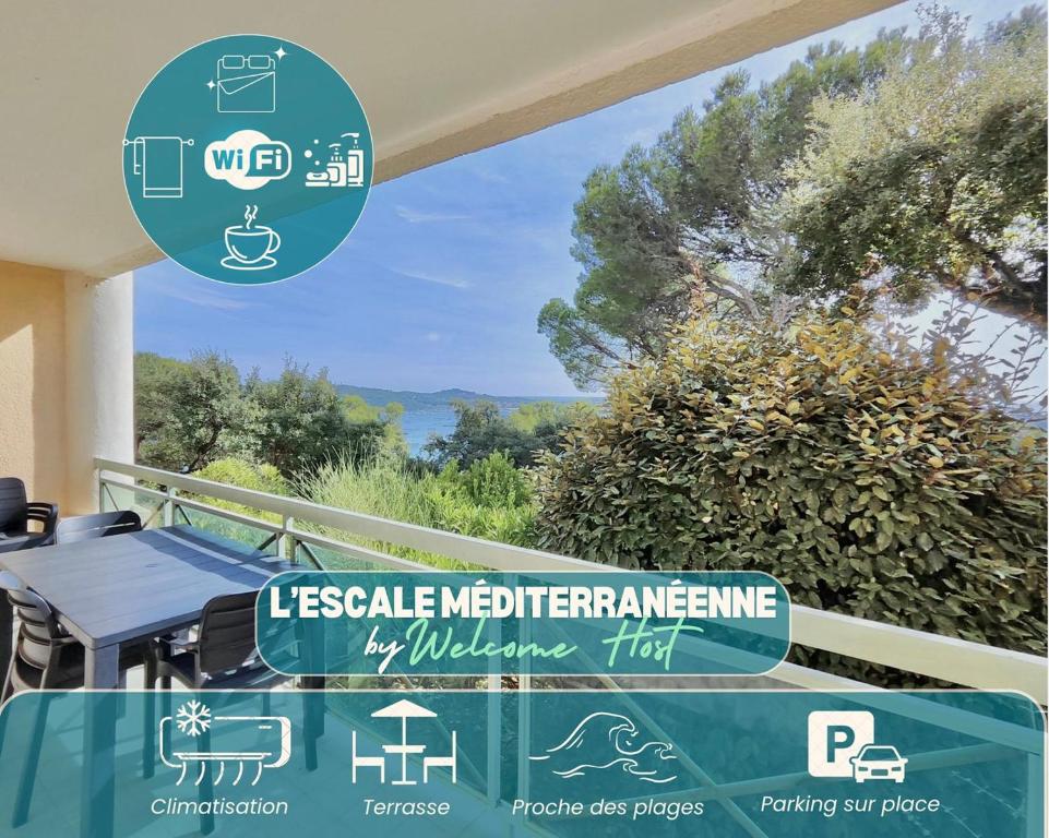 un panneau devant une maison avec une table et une vue dans l'établissement L'Escale Méditerranéenne, Ensoleillé et Vue Mer, à La Seyne-sur-Mer