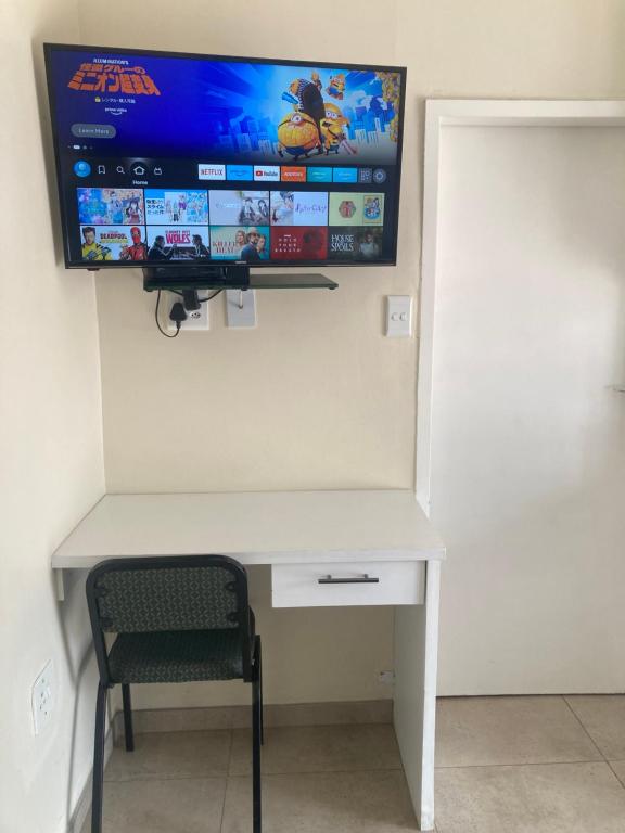 TV a/nebo společenská místnost v ubytování Edenvale corner