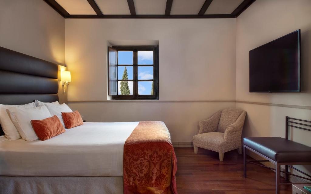 Postel nebo postele na pokoji v ubytování Hospes Palacio de San Esteban, a Member of Design Hotels