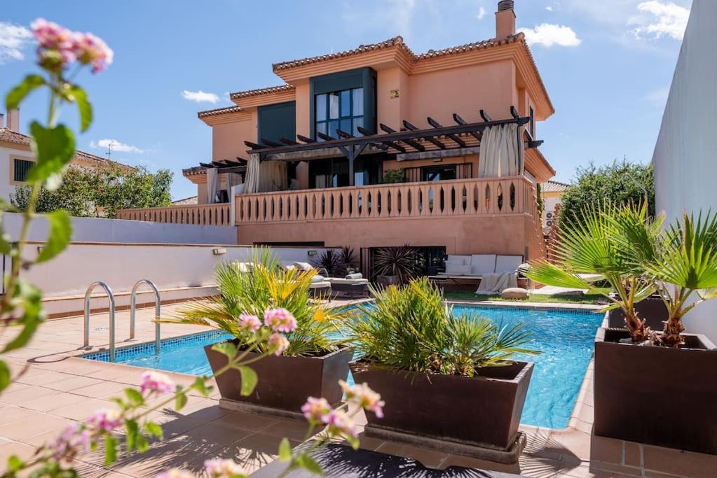 eine Villa mit Swimmingpool und ein Haus in der Unterkunft Casa Cortijo del Aire, Granada in Albolote