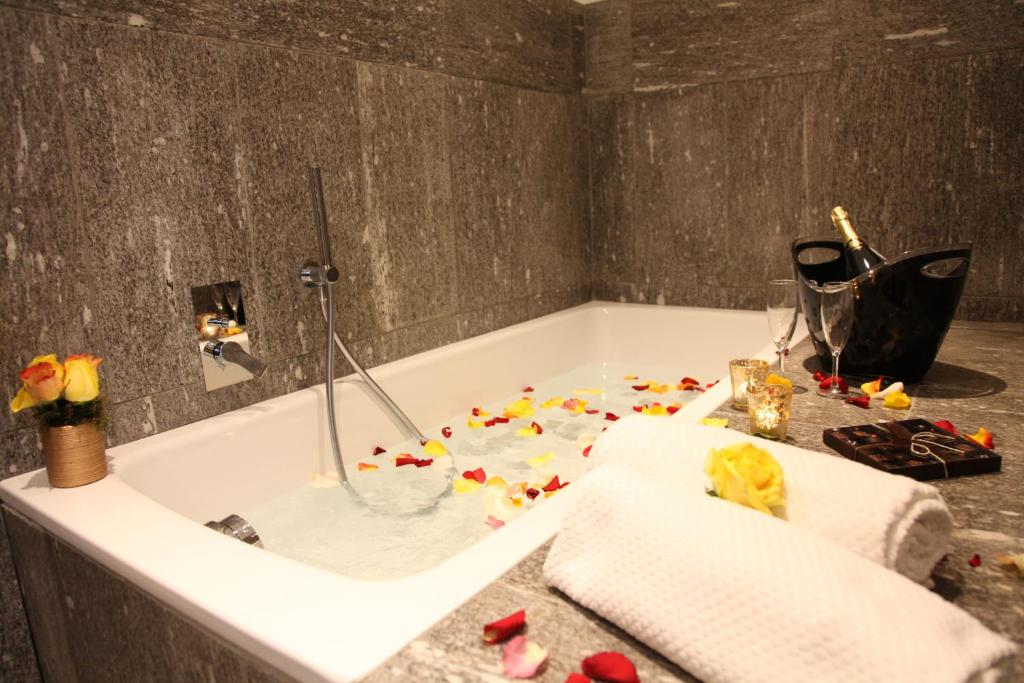 łazienka z wanną wypełnioną szczątkami w obiekcie Hotel Metrò w Mediolanie