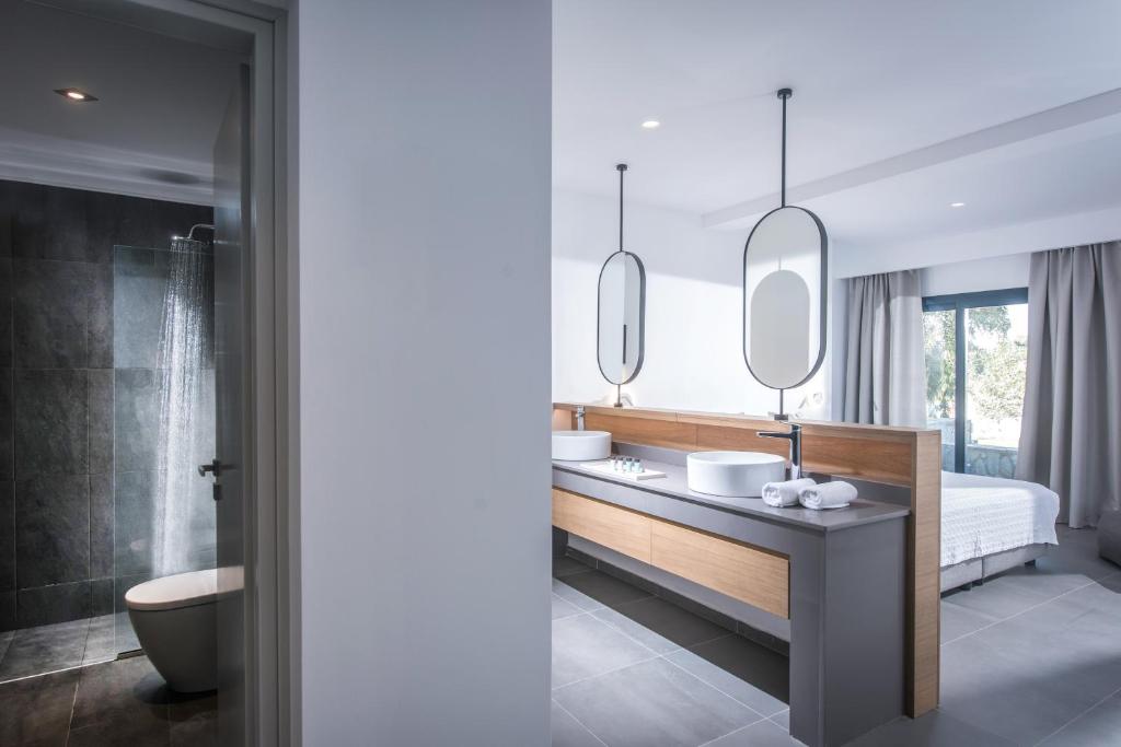 A bathroom at Peninsula Resort & Spa