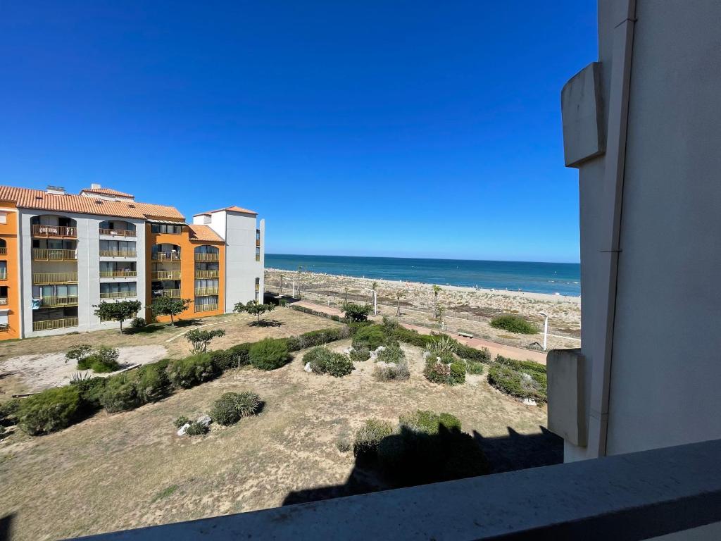 une vue sur la plage depuis le balcon d'un condo dans l'établissement Beau studio Iones wifi vue mer FUENTES, à Dosse Gros
