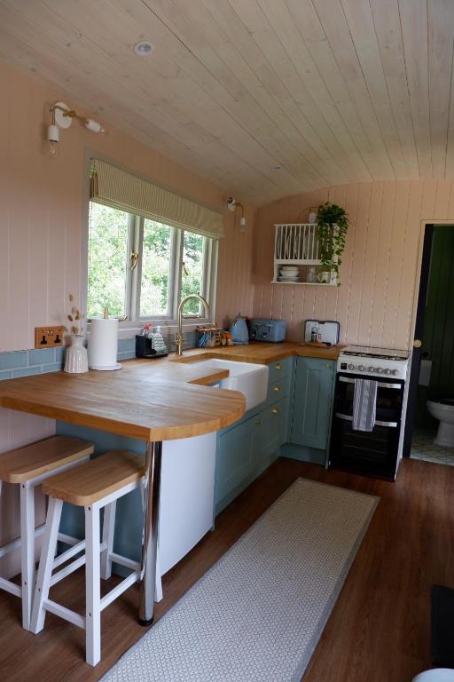 Kuchyň nebo kuchyňský kout v ubytování Shepherds Hideaway