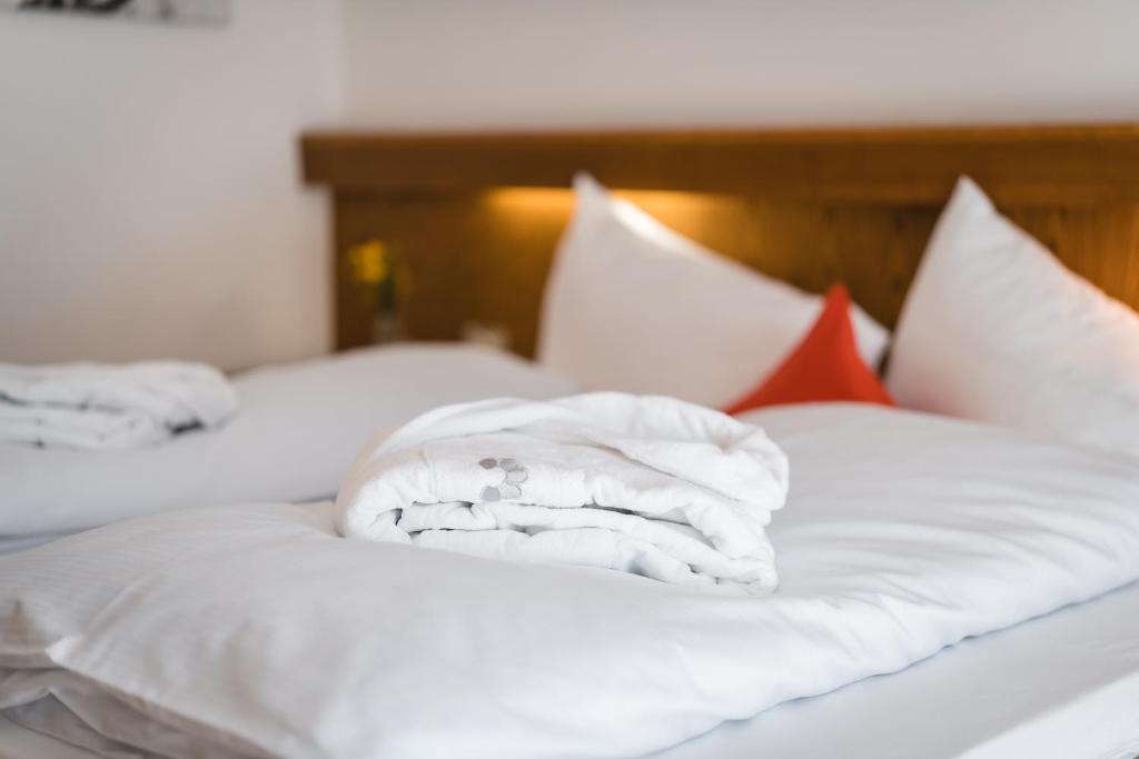 Postel nebo postele na pokoji v ubytování Smart Hotel Firn