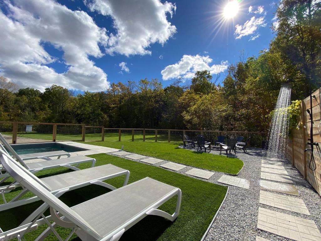 Bazén v ubytování Kings Woods Lodge - Nature Resort & Venue in Wine Country nebo v jeho okolí