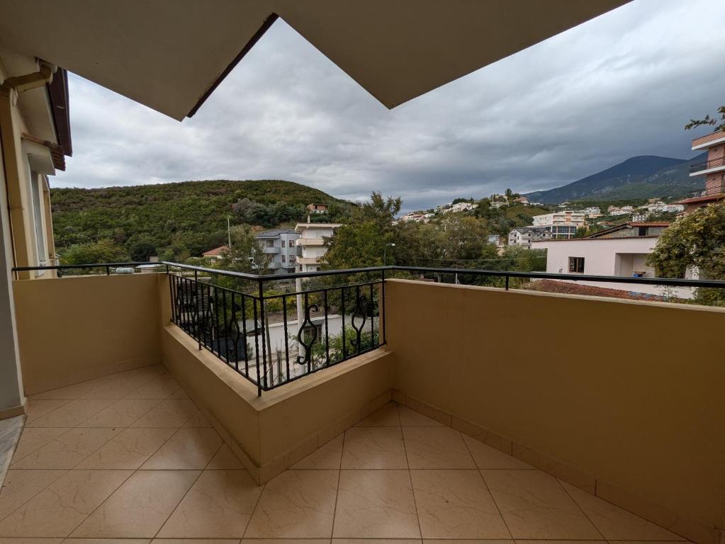 ティラナにあるDamian And Gerardの街の景色を望むバルコニー