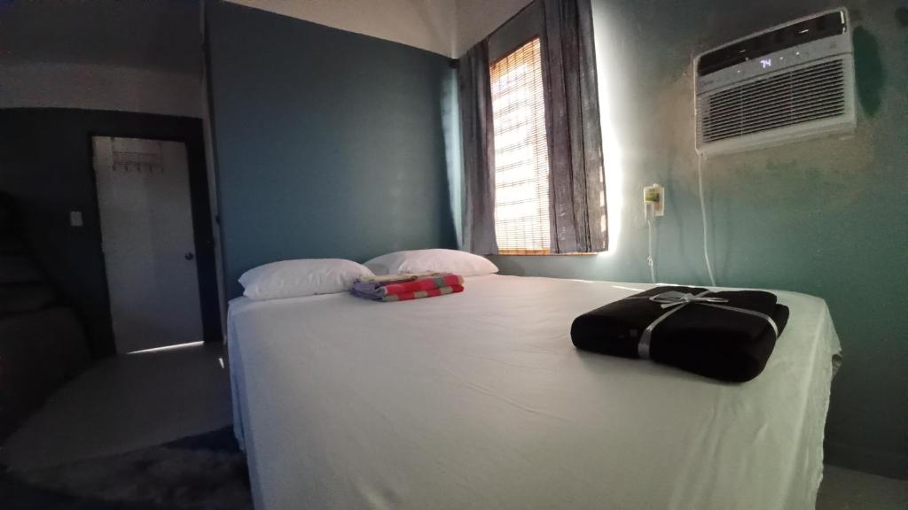 Postel nebo postele na pokoji v ubytování Rooster Run Guest House offers Vieques travelers newly furnished quaint affordable airconditioned rooms and only steps from the Ferry and nearby beaches