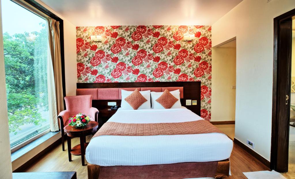 Postel nebo postele na pokoji v ubytování Rosemallow Hotel New Delhi