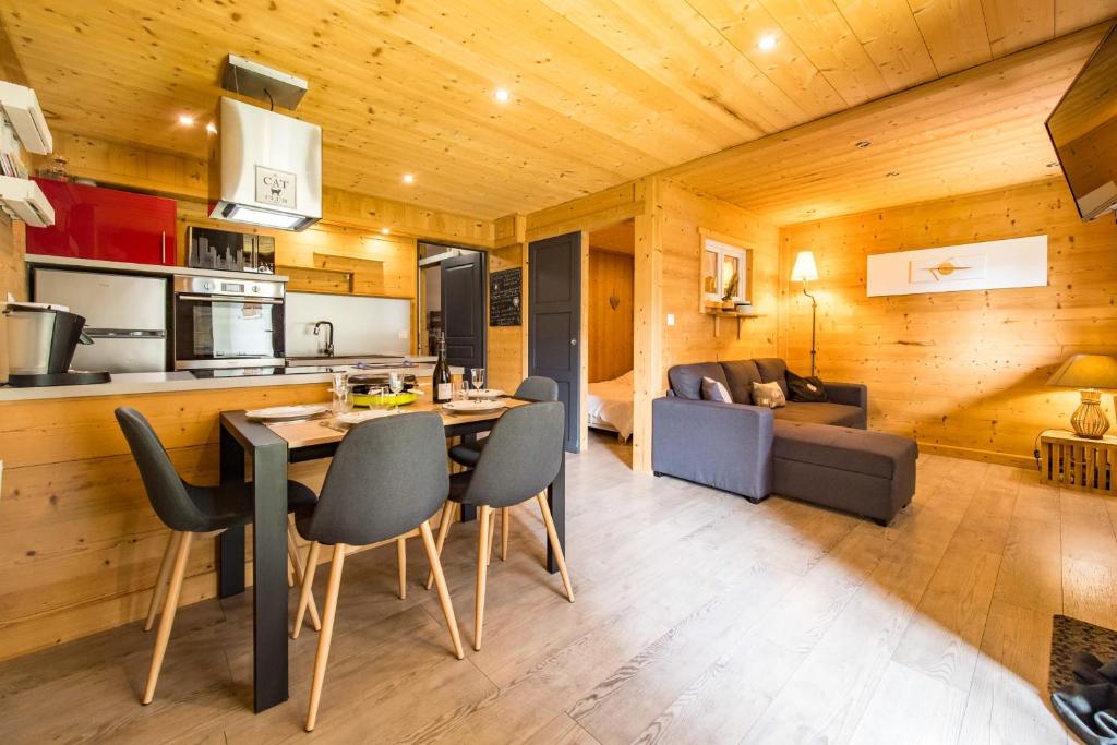 une cuisine et un salon avec une table et des chaises dans l'établissement Apartment for 4 - 6 people in Albiez-Montrond, à Albiez-Montrond
