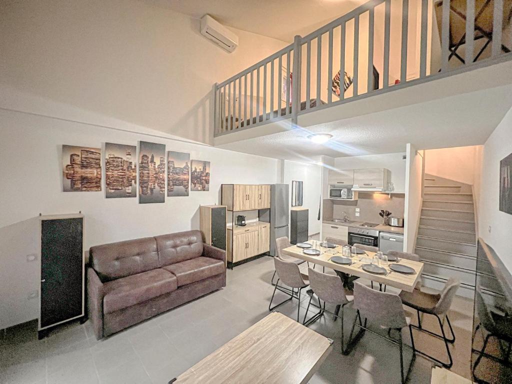 un salon avec un canapé et une table dans l'établissement Domaine de Bacchus-Villa Occitane-Climatisée 4 couchages, à Saint-Christol