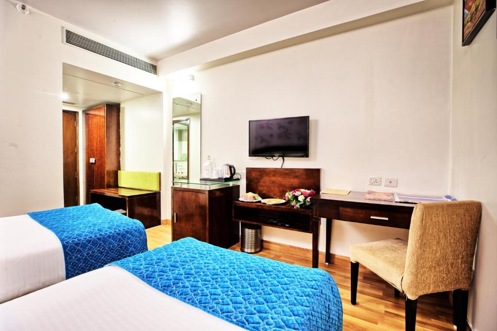 Postel nebo postele na pokoji v ubytování Rosemallow Hotel New Delhi