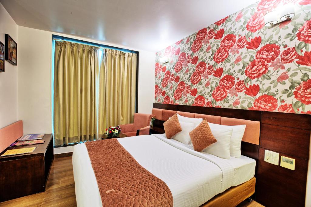 Postel nebo postele na pokoji v ubytování Rosemallow Hotel New Delhi