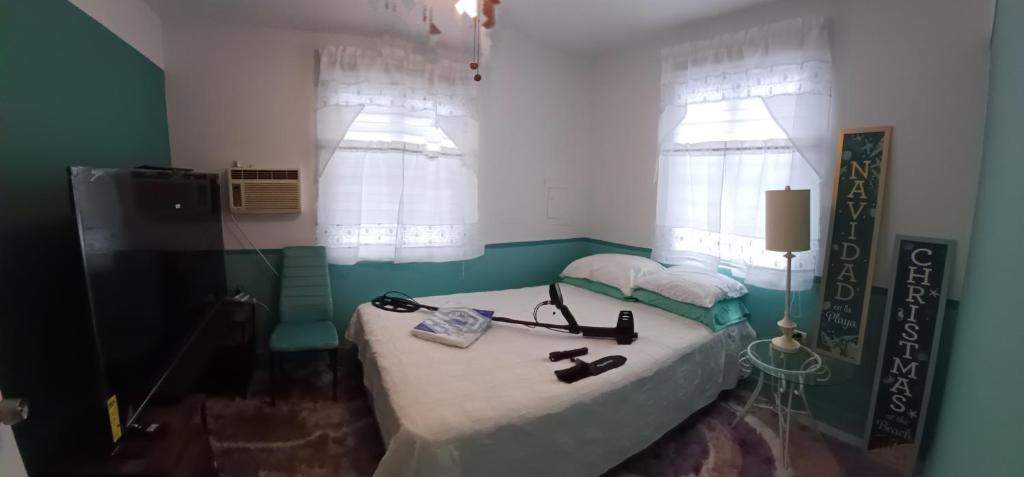 Postel nebo postele na pokoji v ubytování Rooster Run Guest House offers Vieques travelers newly furnished quaint affordable airconditioned rooms and only steps from the Ferry and nearby beaches