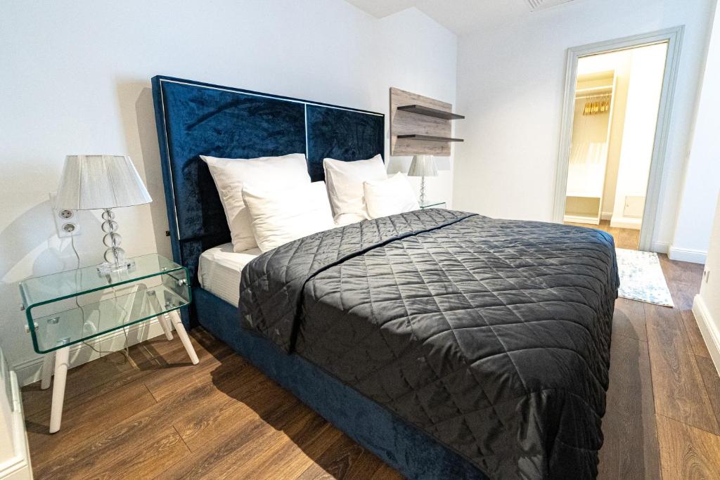 Postel nebo postele na pokoji v ubytování Kozmo Residences Budapest