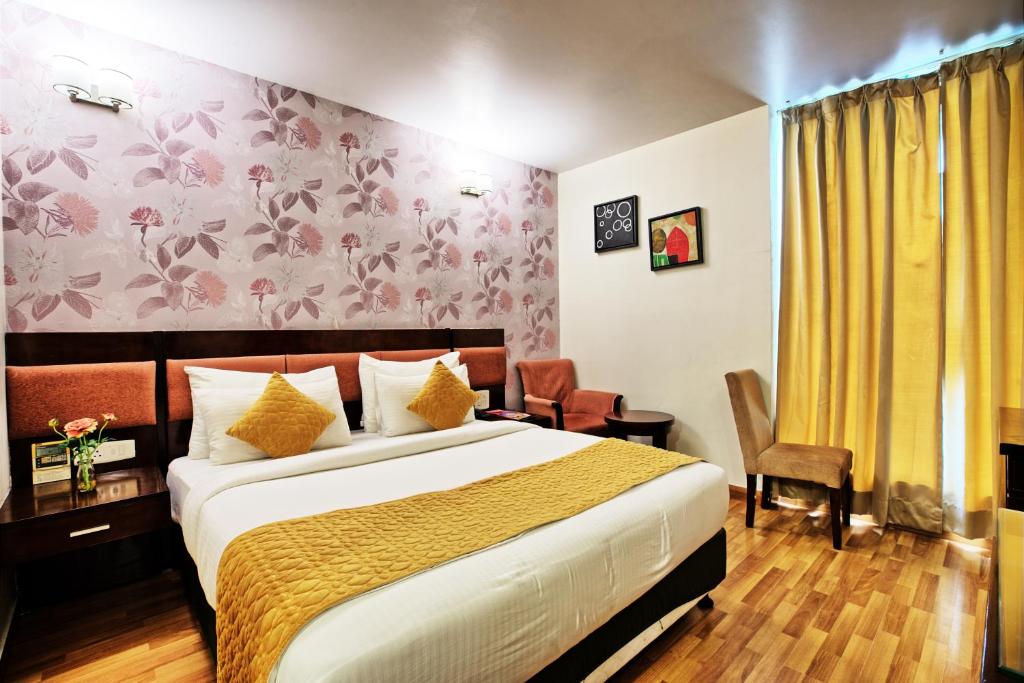 Postel nebo postele na pokoji v ubytování Rosemallow Hotel New Delhi