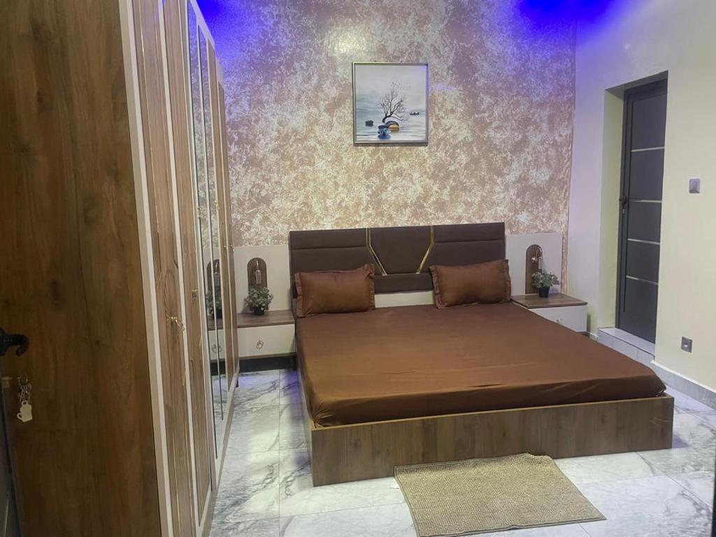un dormitorio con una cama en una habitación en House & Food, en Thiès