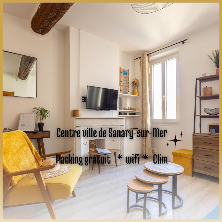 - un salon avec une table et deux tabourets dans l'établissement Escapade au cœur de Sanary, à Sanary-sur-Mer