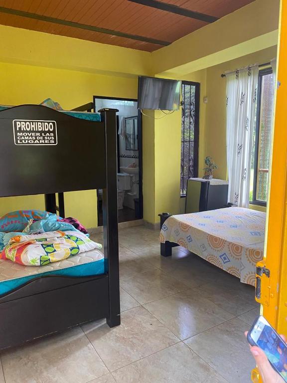 Postel nebo postele na pokoji v ubytování Samán Servicios Eje Cafetero SAS