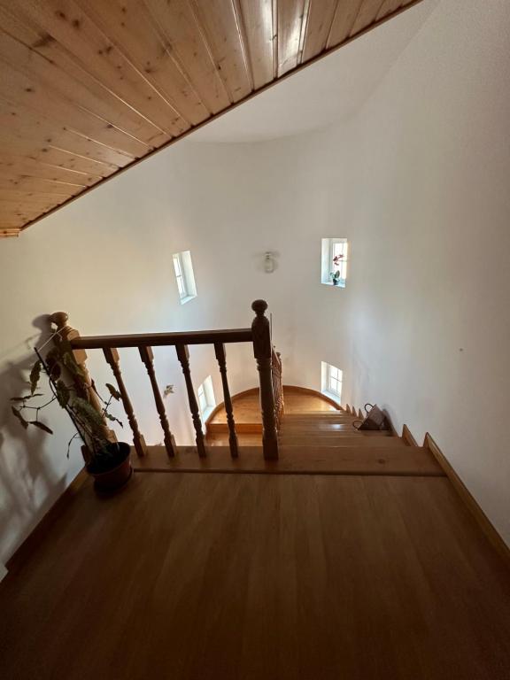 eine Treppe in einem Zimmer mit Holzboden in der Unterkunft Quarto em casa em Bragança, Parque eixo Atlântico in Bragança